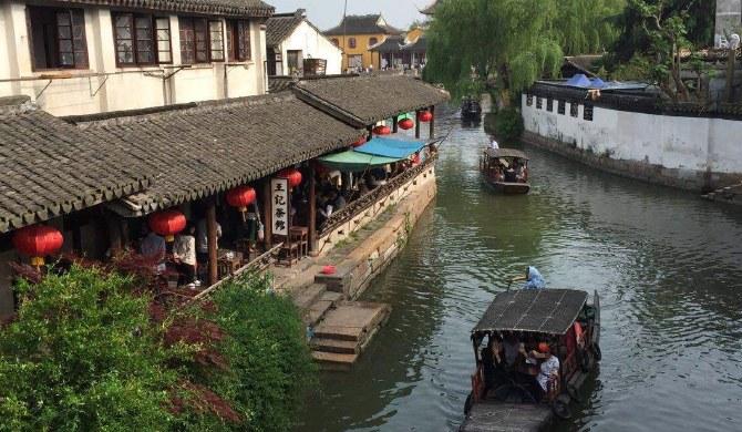 父母放权娃管钱,岂料信任被辜负,现场画面